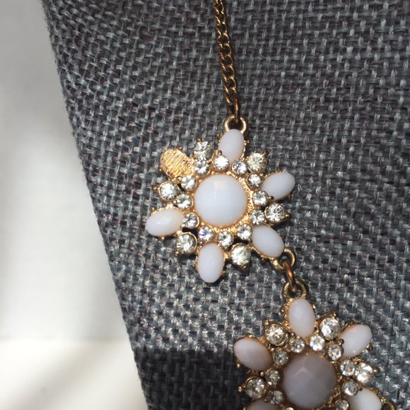 💎⁕💎Goldtone/White/Crystal Statement Necklace⁕💎 - Picture 5 of 5